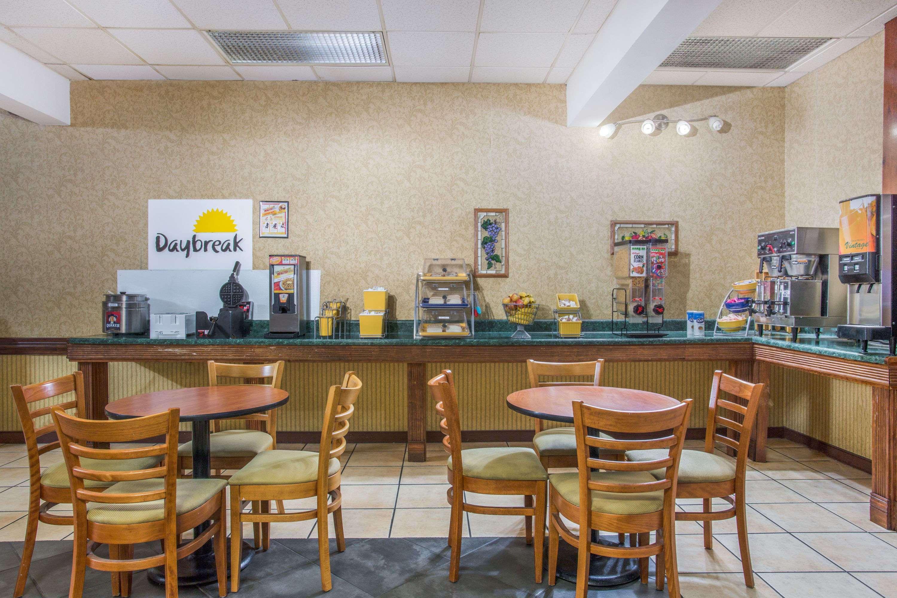 Days Inn by Wyndham Petersburg/South Fort Lee Exterior foto